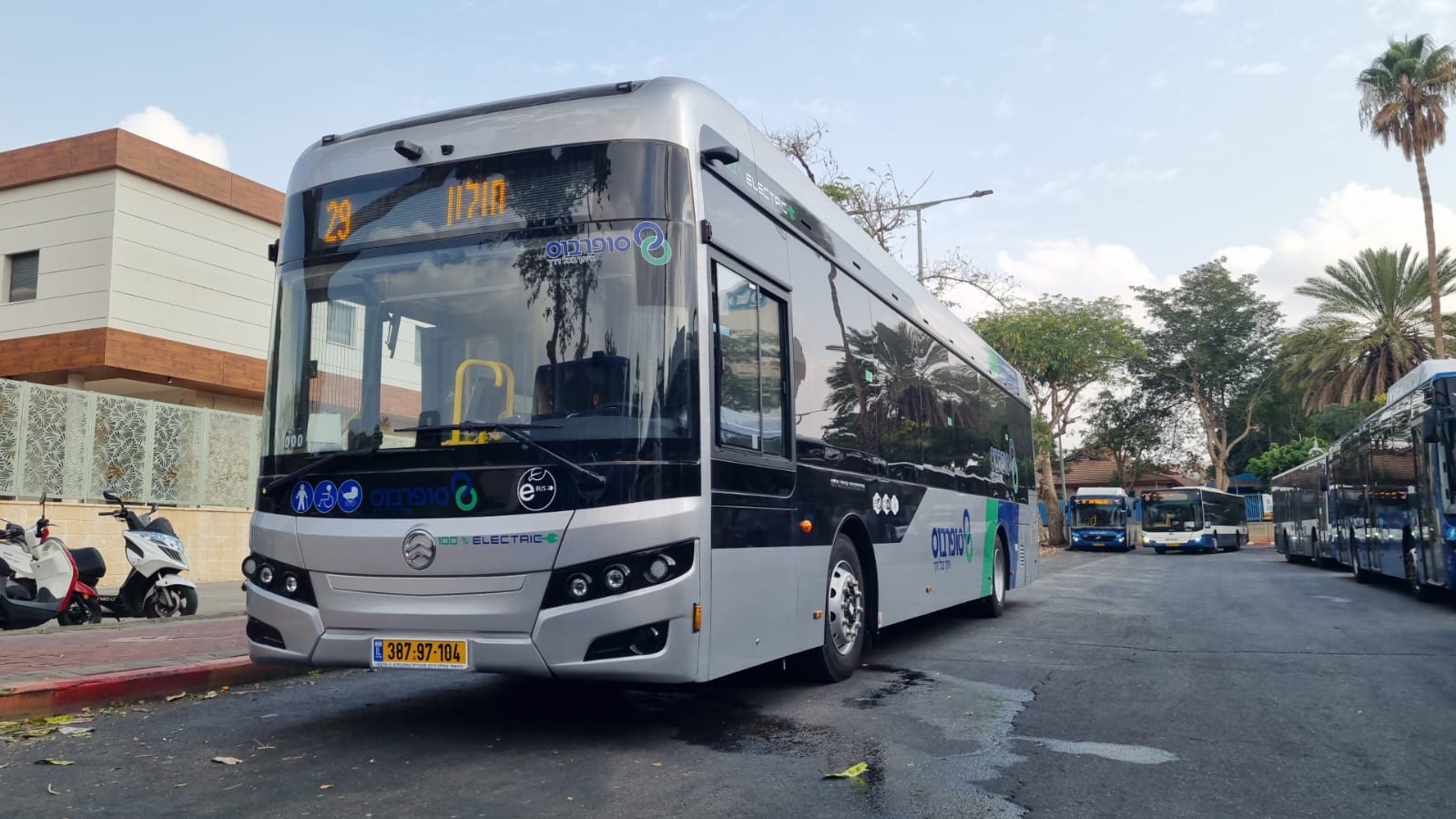 הנהגים מתכוננים לקווים החדשים. צילום: יחצ סופרבוס