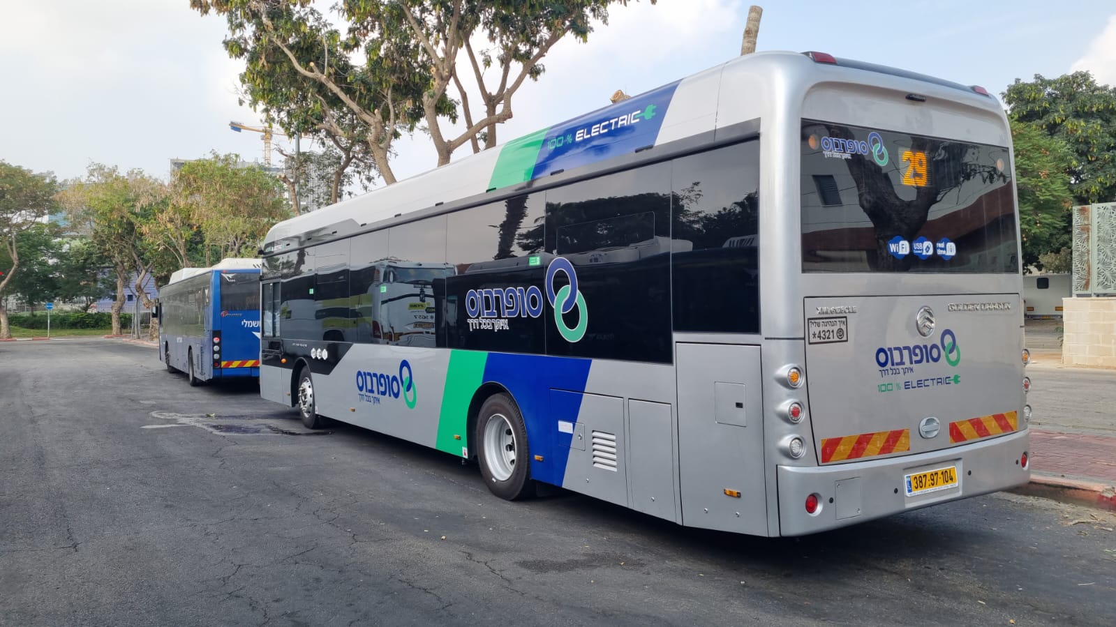 הנהגים מתכוננים לקווים החדשים. צילום: יחצ סופרבוס
