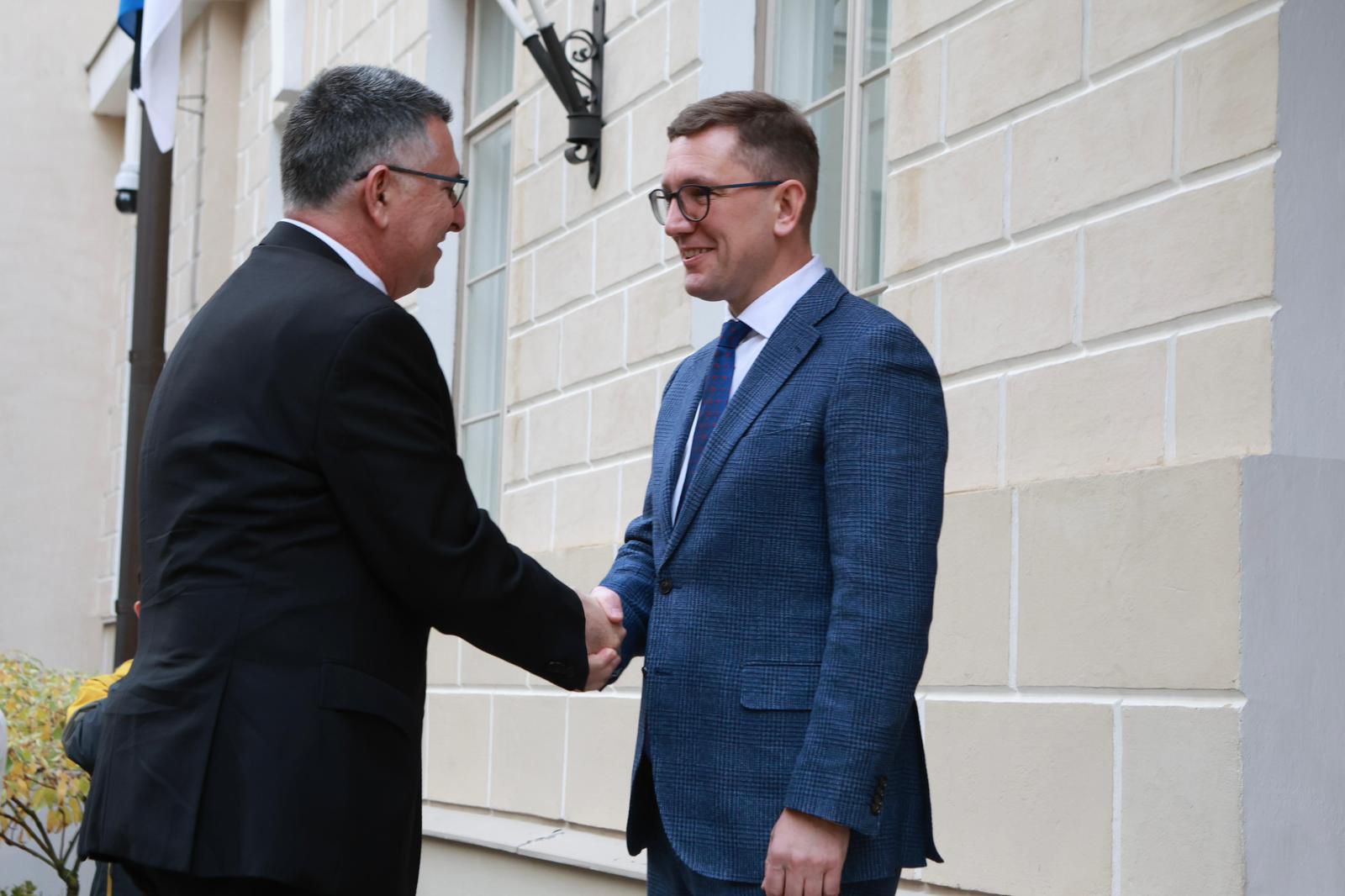 Министр иностранных дел Гидеон Саар с премьер-министром Эстонии Кристеном Михелем. Фото: Шелев Мен