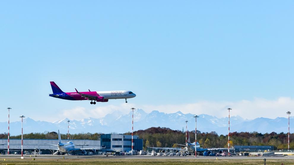 מטוס A320 של Wizz Air בנמל התעופה Malpensa, מילאנו