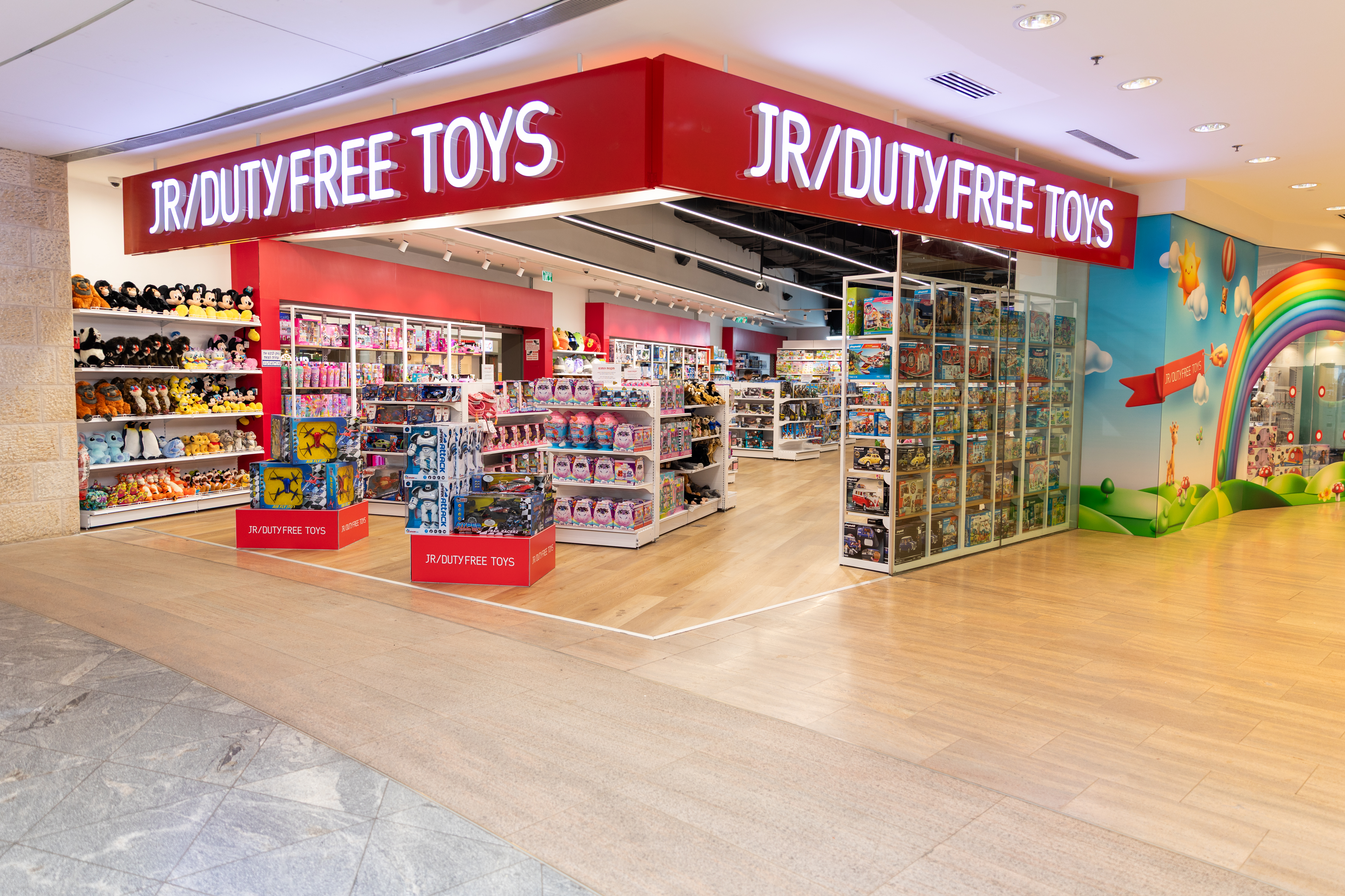 Новый магазин игрушек в Джеймс Ричардсон дьюти-фри. Фото: Рэн Хелел