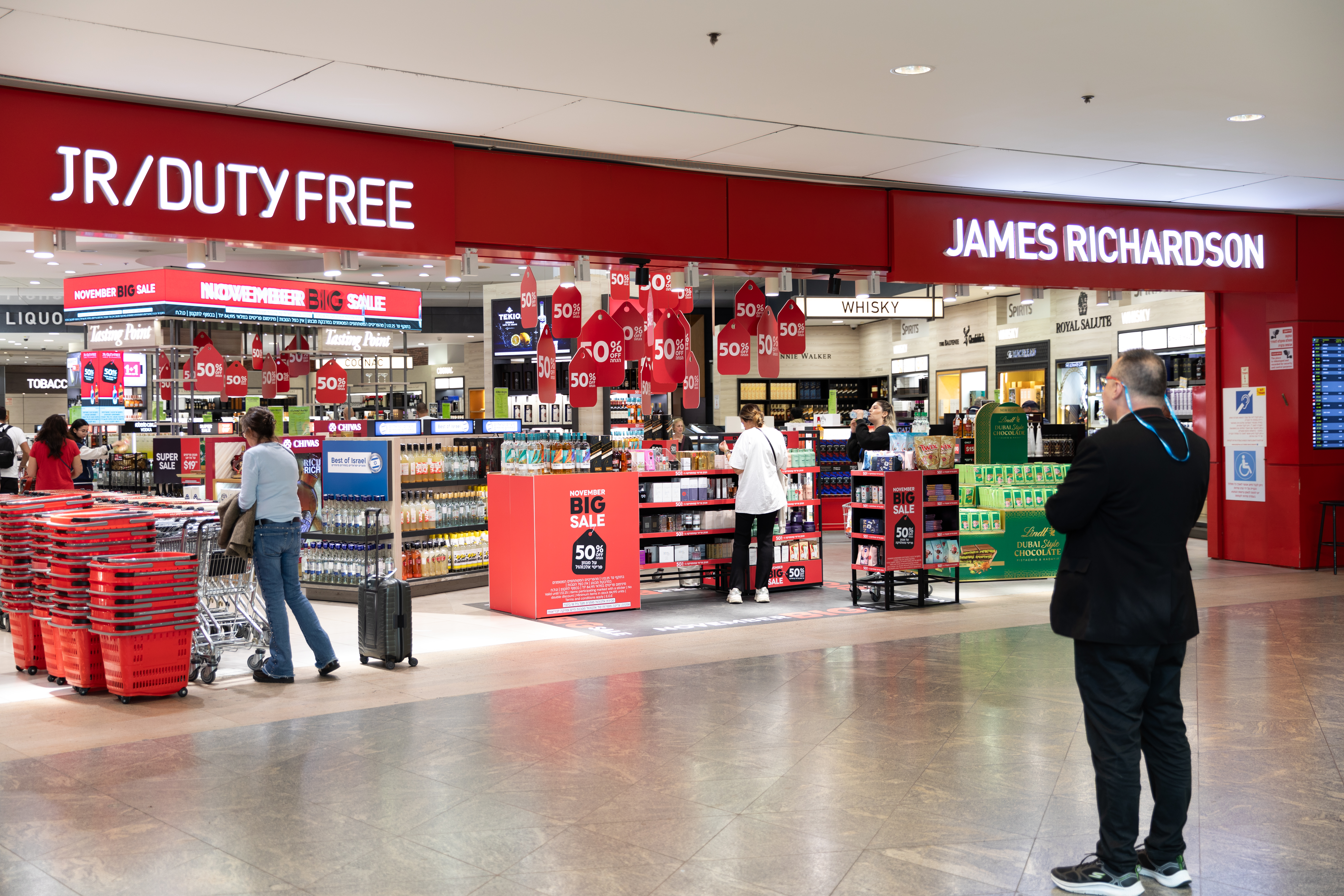 Ноябрьские акции в Джеймс Ричардсон дьюти-фри. Фото: Рэн Хелел