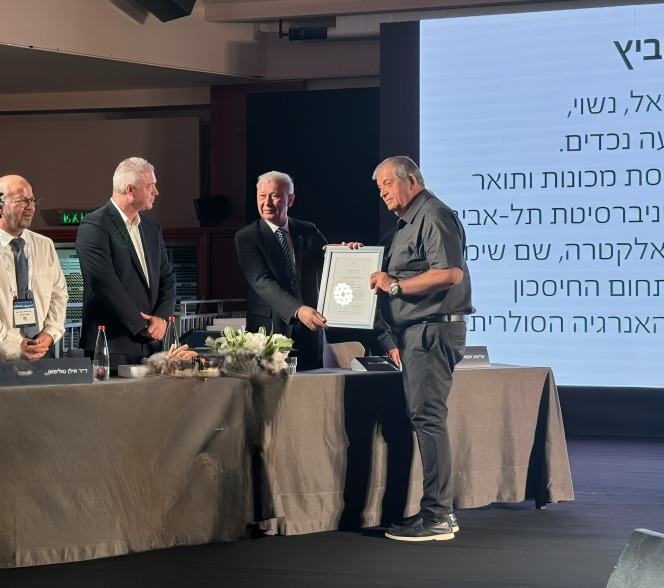 בני הרשקוביץ קיבל תעודת הוקרה מטעם התאגדות מהנדסי החשמל. צילום: אינסופקו