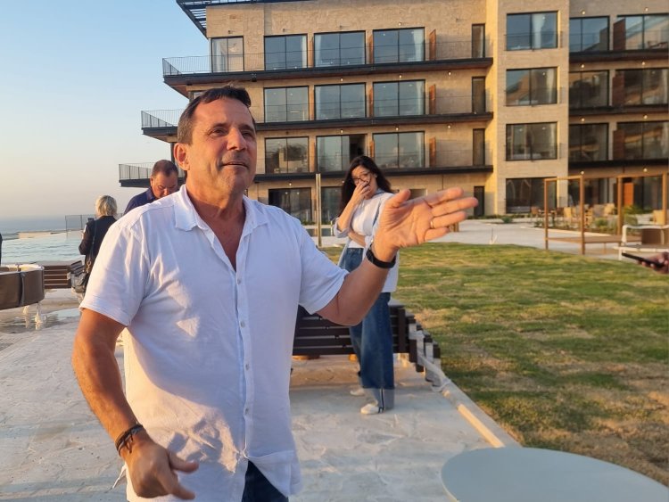 Гади Фарибер, генеральный директор сети отелей Гордония, представляет новый отель в Зихроне. Фото: Сапир Перец