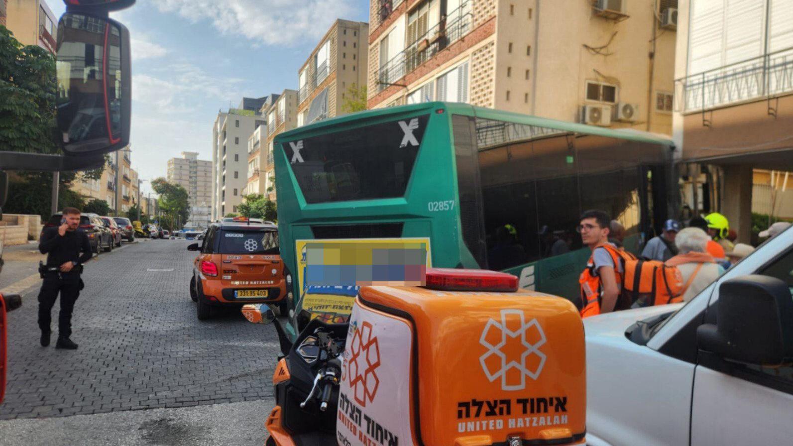 אוטובוס התנגש בבניין מגורים בחולון