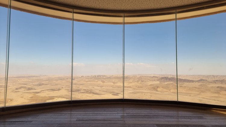 חלון אל הנוף המפעים במרכז המבקרים מצפה רמון. צילום: ספיר פרץ