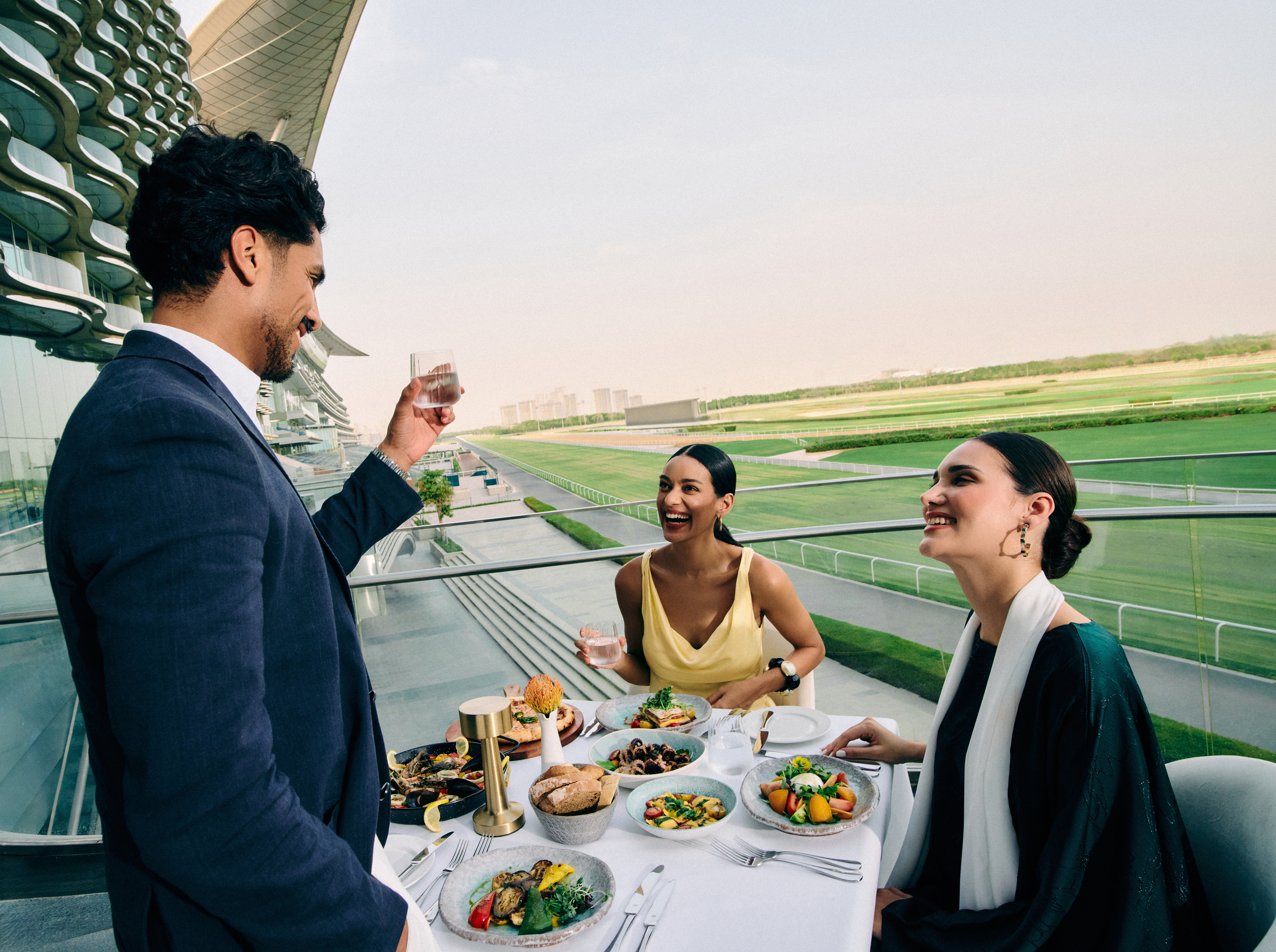 הזדמנות לארוחה טובה עם חברים ומשפחה. צילום: The Meydan Hotel