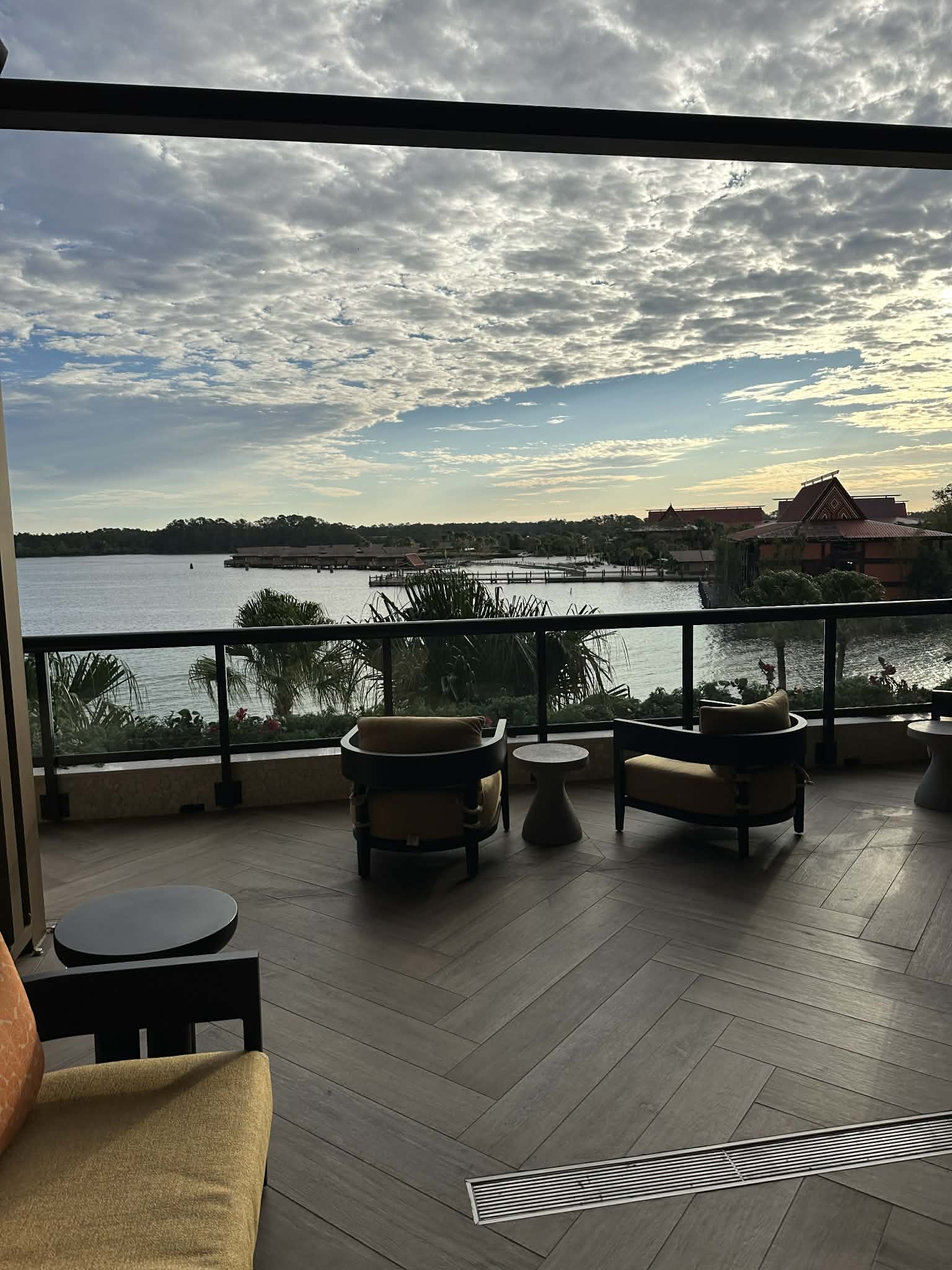 מרפסת במלון Polynesian Resort, דיסני וורלד (Disney World), אורלנדו. צילום: יהונתן גינת