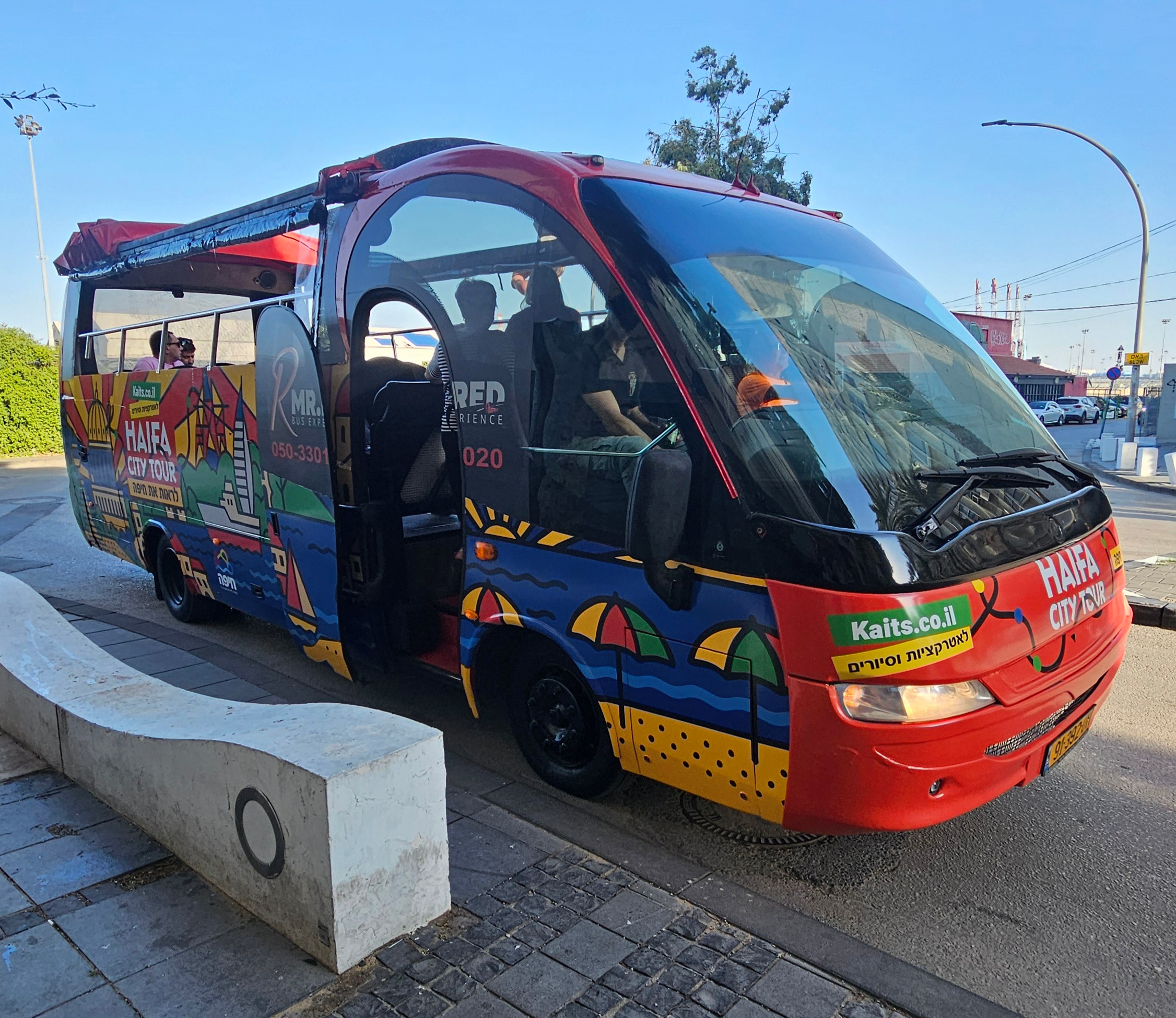 האוטובוס האדום. צילום: אירה מקיינקו