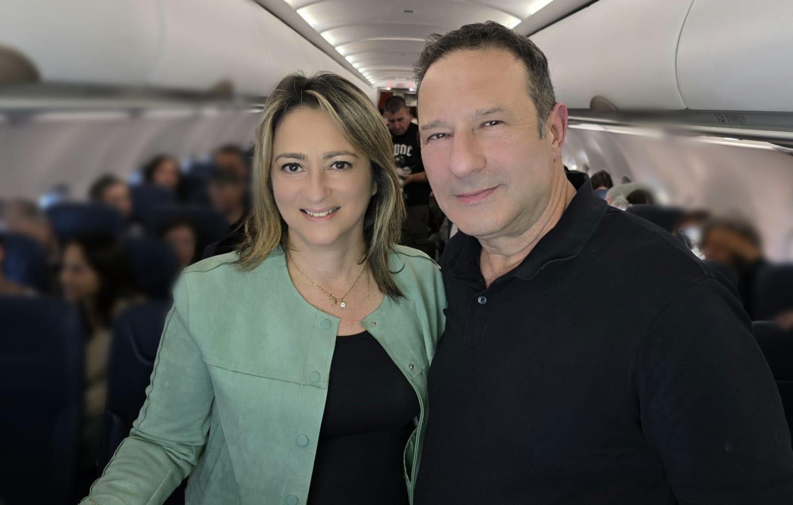 מימין המעצב ירון מינקובסקי והילה הרמולין רונן סמנכ״לית שיווק ומכירות ישראייר צילום אגי דיין ניתן לפרסום