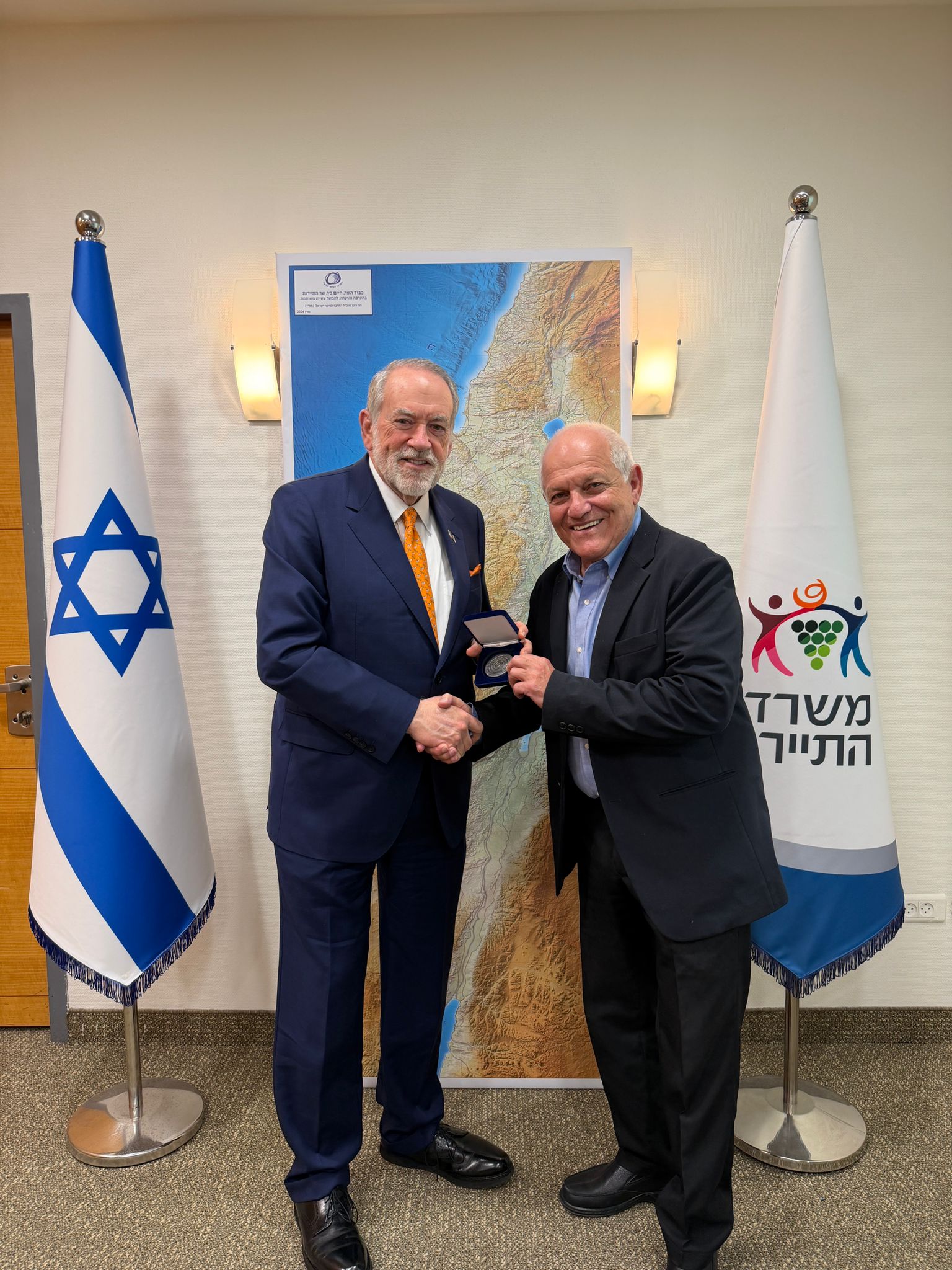 חיים כץ ומייק האקבי. צילום: משרד התיירות