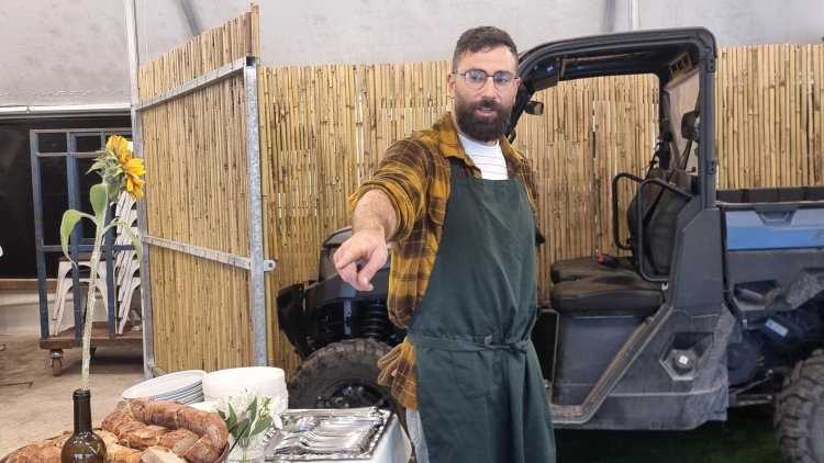 השף חגי בלעיש מציג את כל הטוב שהכין לנו. צילום: ספיר פרץ