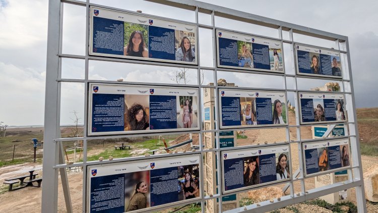 השמות והפנים של התצפיתניות שהיו כאן ואינן עוד. צילום: ספיר פרץ