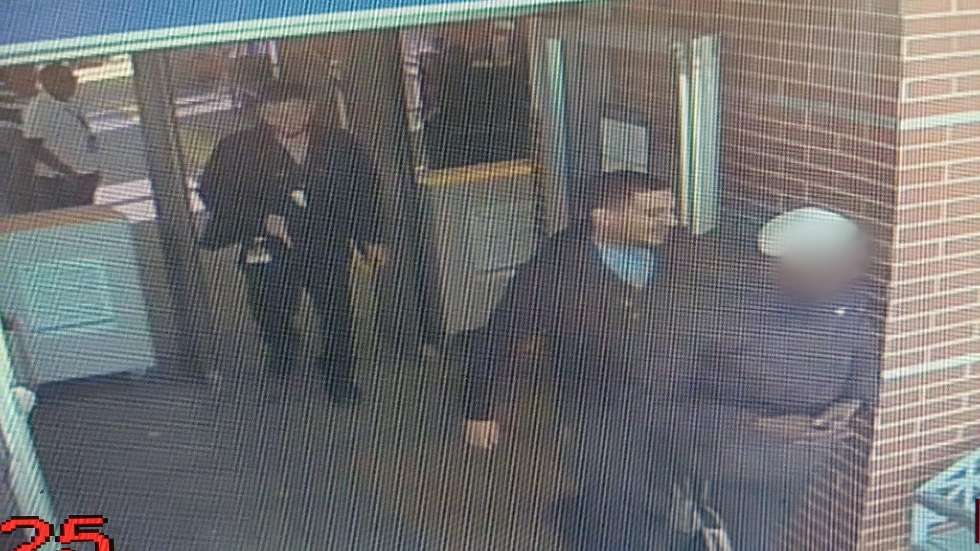 הנוסע ומאבטחי הרכבת שעיכבו אותו בתחנת כפר חבד בה הורד