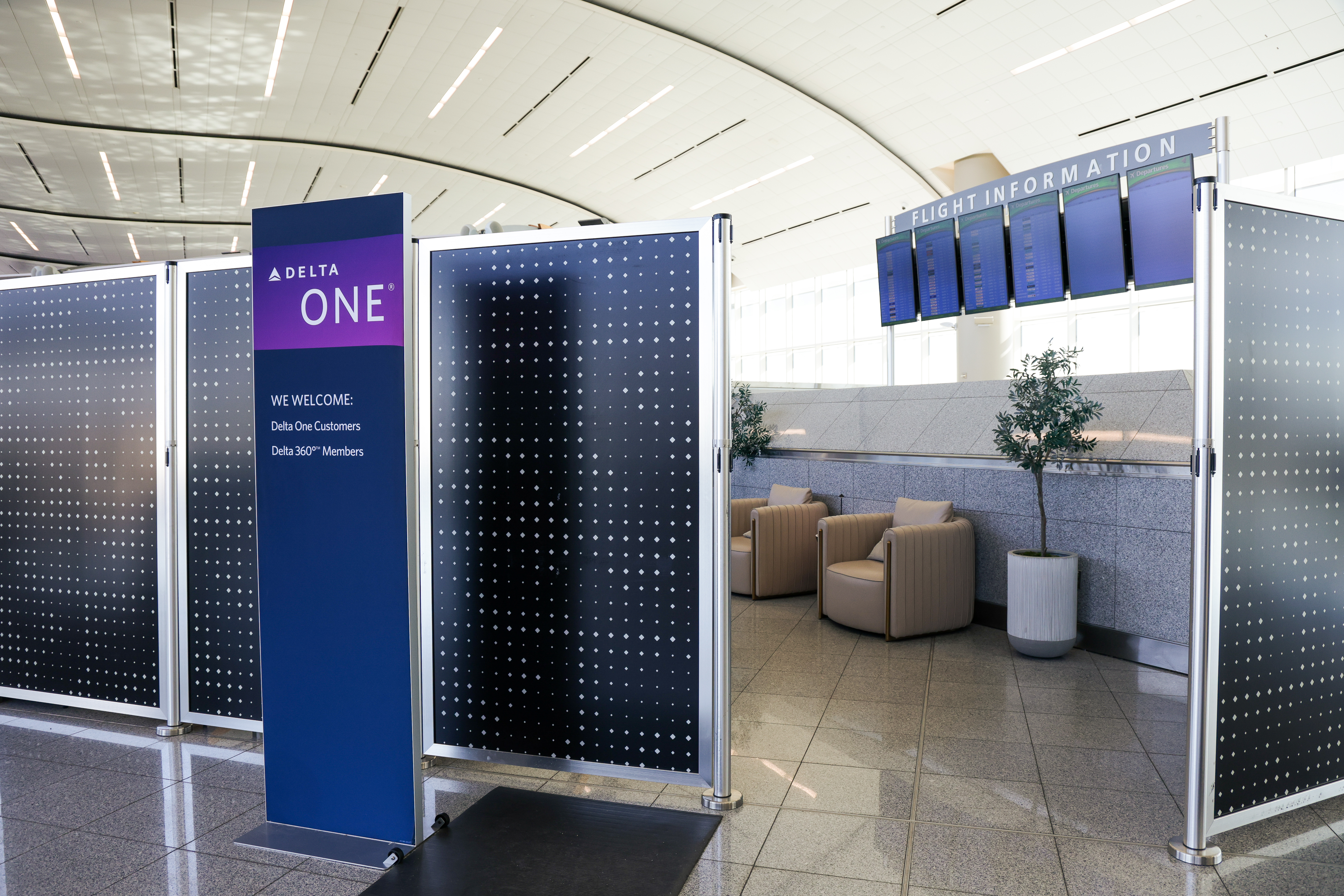 Delta one Checkin in Atlanta. mhkuo: Shutterstock