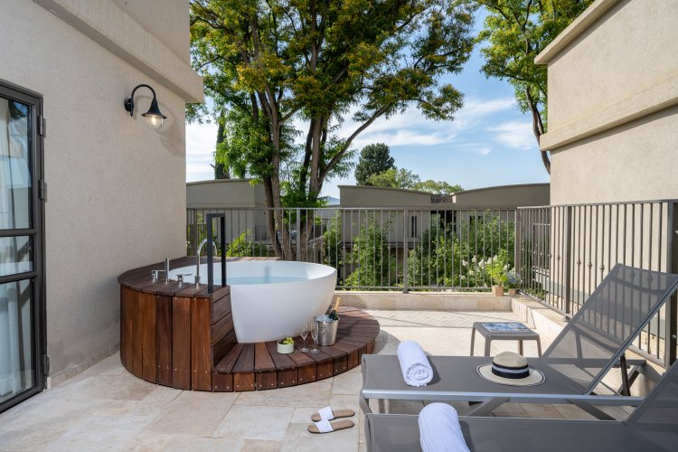 Jacuzzi on the spacious balcony of the suite. Photo: Aya Ben Ezri