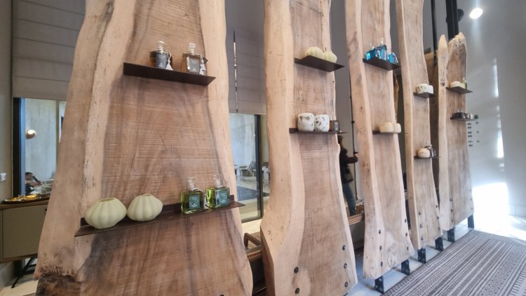 Impressive wooden panels at the entrance to the spa. Photo: Sapir Peretz