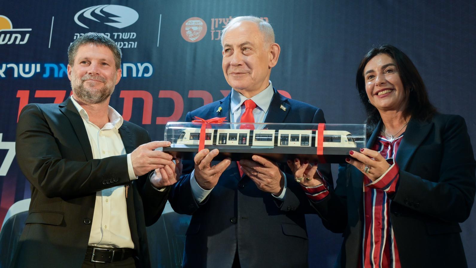 שרת התחבורה מירי רגב, ראש הממשלה בנימין נתניהו ושר האוצר בצלאל סמוטריץ׳