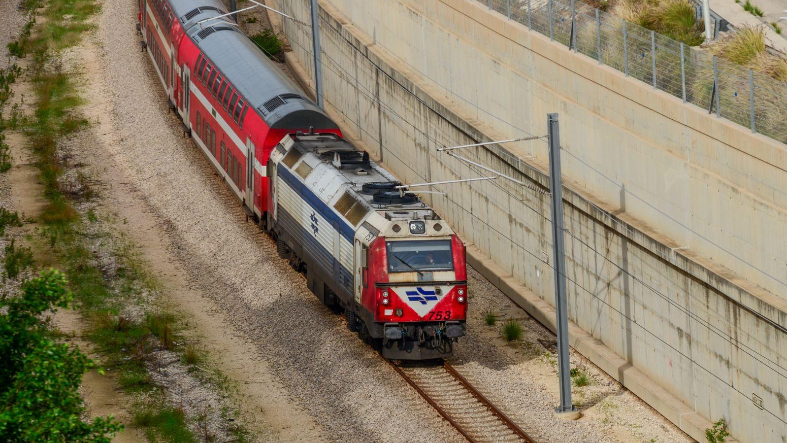 רכבת ישראל נכנסת לתחנת נתב״ג