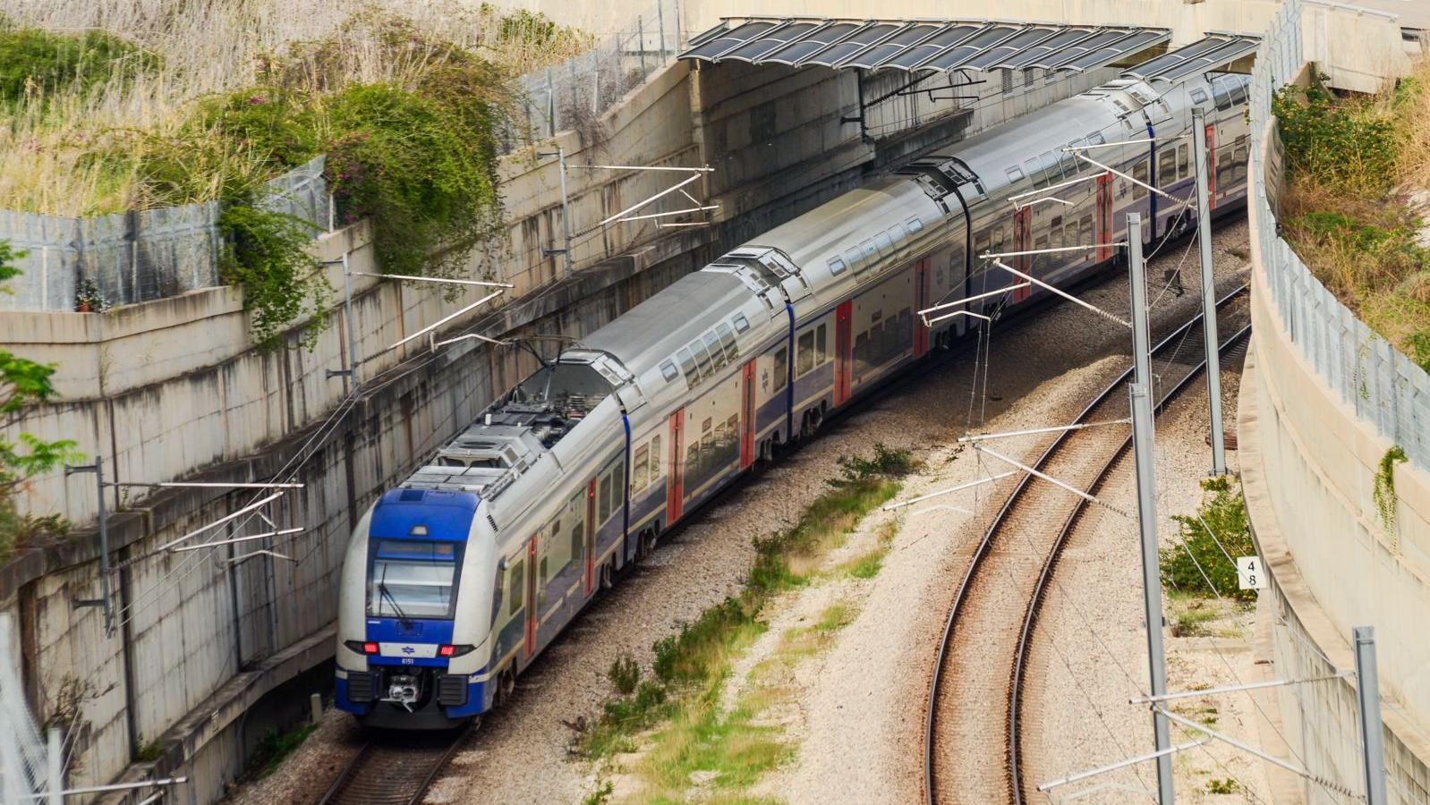 רכבת ישראל נכנסת לתחנת נתב״ג