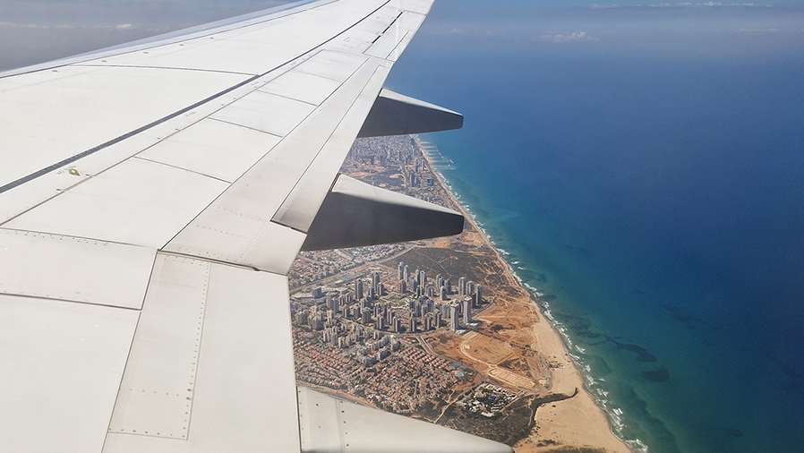 התעופה, כמו לפיד שלא כבה, המשיכה כמעט בכל רגע ובכל תנאי להמריא ולנחות