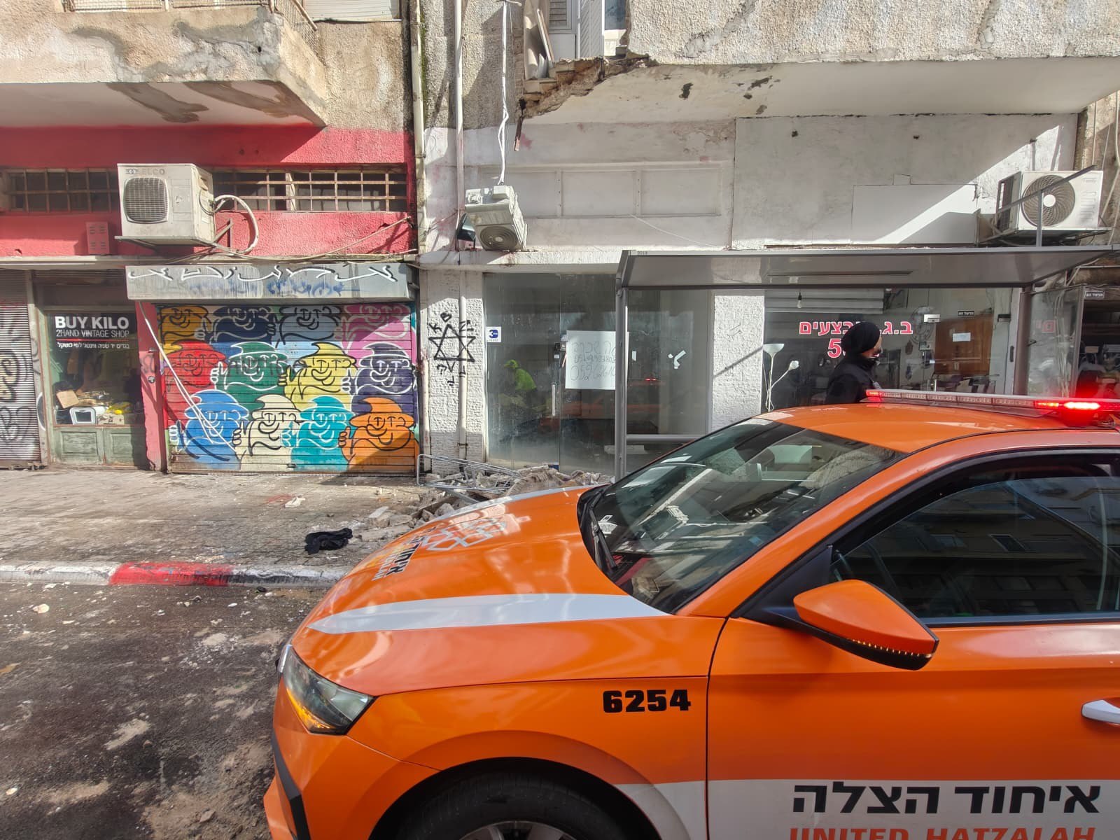 בן 70 נפצע קשה מקריסת מרפסת בתל אביב. צילום: איחוד הצלה