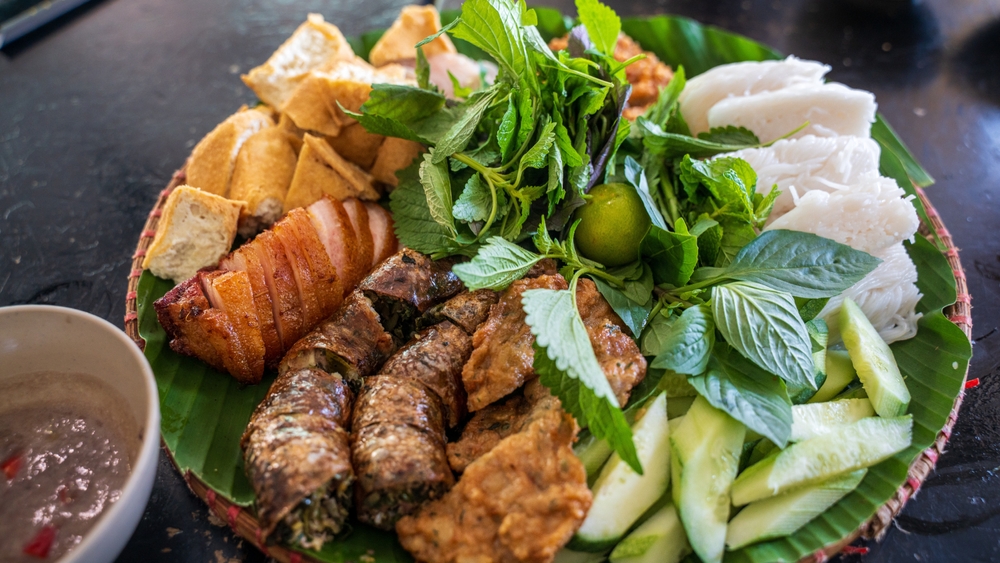 בון דאו מום טום (Bún Đậu Mắm Tôm). צילום: Shutterstock