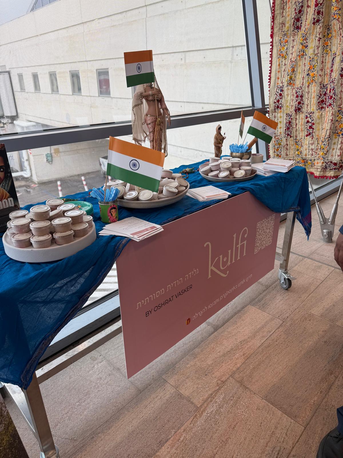 Индийское мороженое кулфи, специально приготовленное для первого рейса, которое пассажиры получают при входе в самолет. Фото: Open Sky