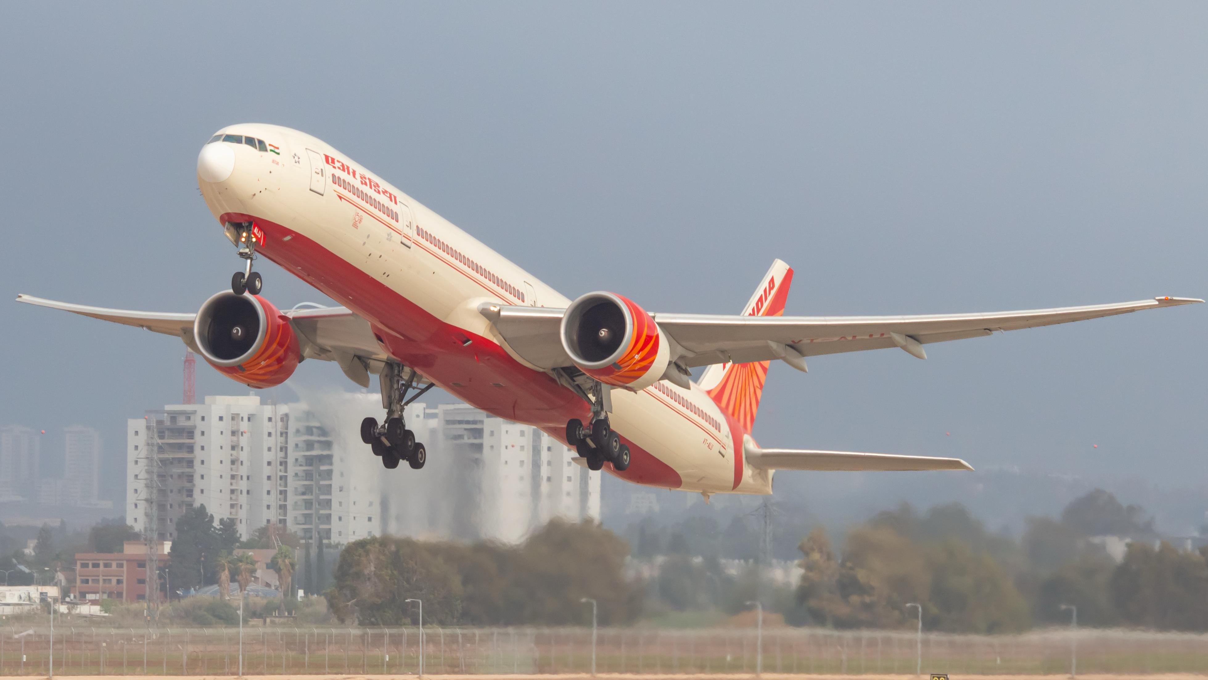 בואינג 777 של אייר אינדיה בהמראה מנתב״ג