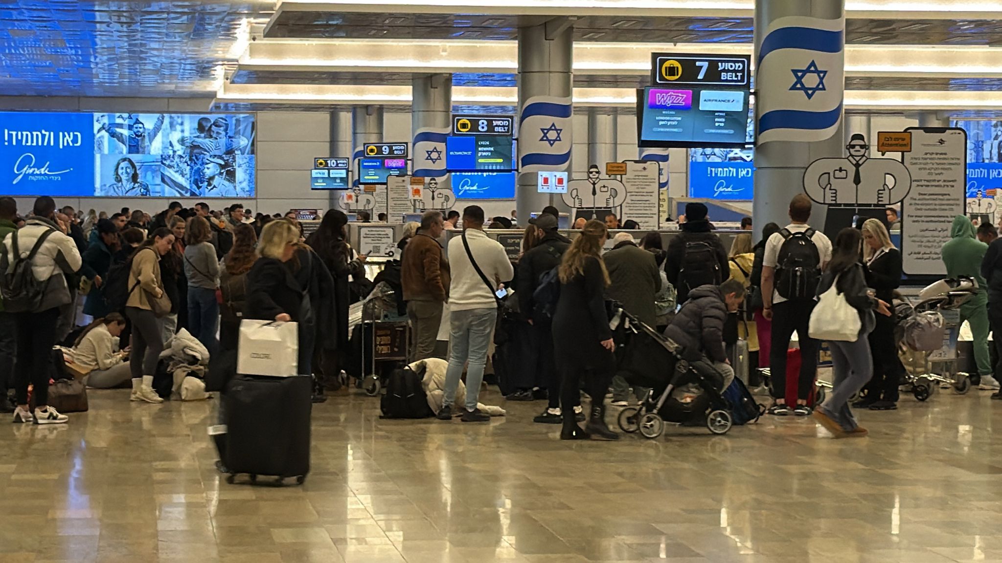 עומס חריג בקבלת המזוודות בנתבג. צילום: פספורטניוז