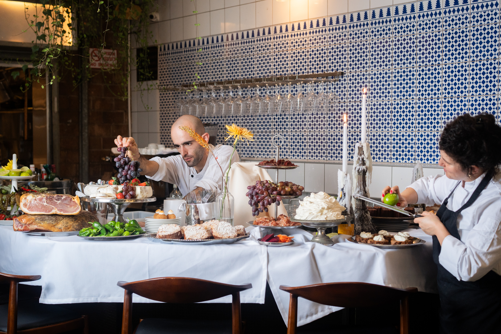 Пир и угощения в кафе Европа. Фото: Гай Ашкенази