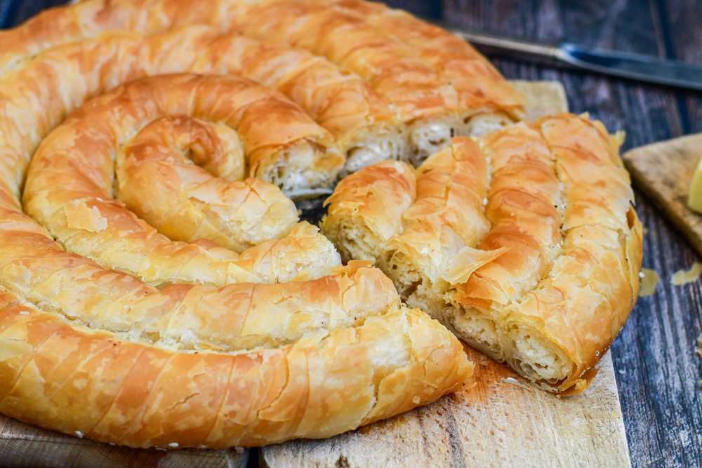 Болгарский пирог фило с начинкой из сыра. Фото: Shutterstock