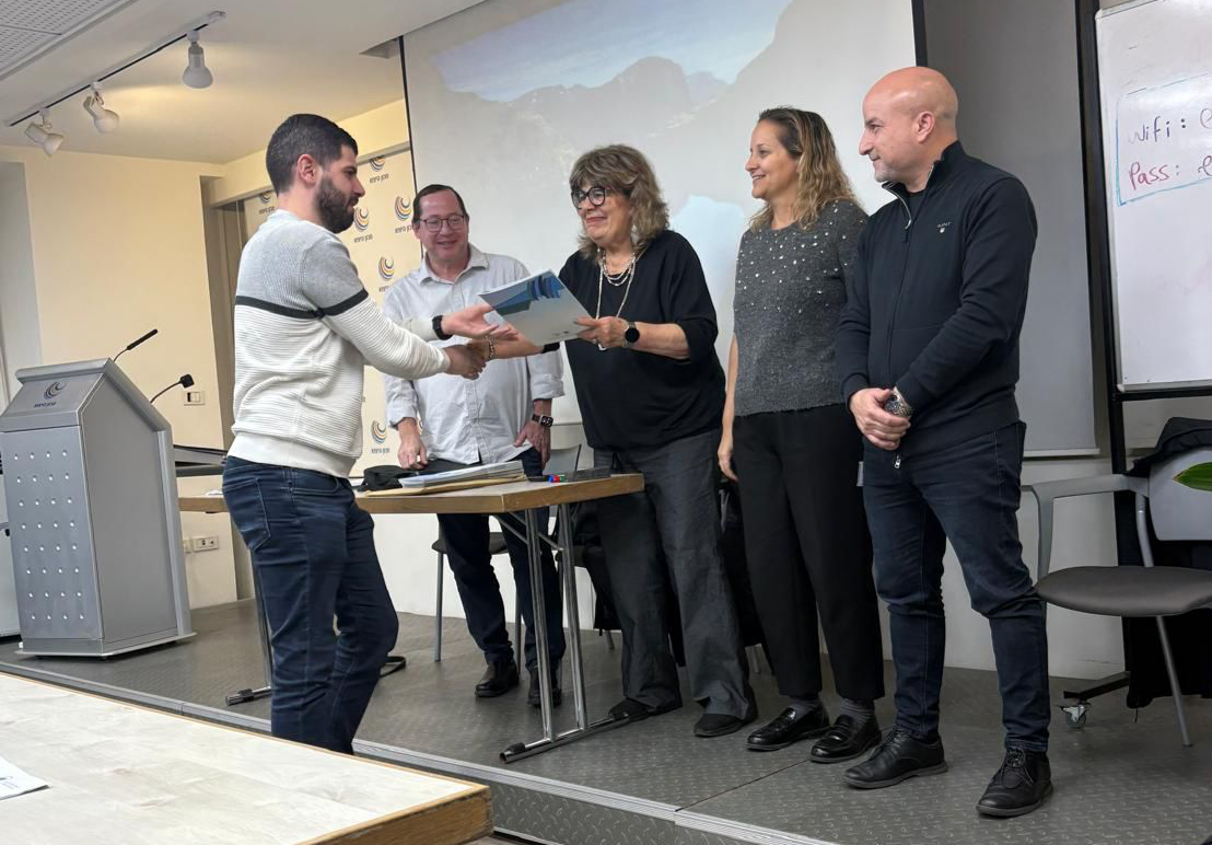 טקס סיום קורס סוכני נסיעות מספר 10. שניה מימין: רינה קמני.. צילום: קרן רז