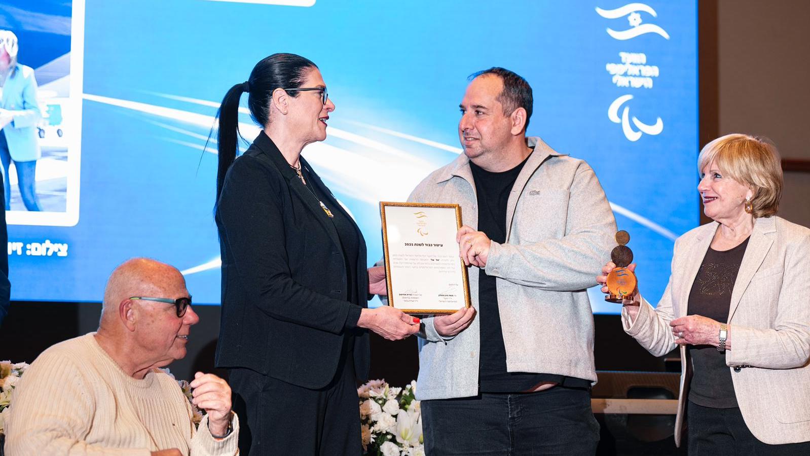  השופטת בדימוס נורית אחיטוב (ראש ועדת הפרס), אופיר גולדמן ראש אגף שיווק ודיגיטל באל על, בשחור טלי גאוילי אמא של רן החטוף האחרון בעזה, ומשה מוץ 