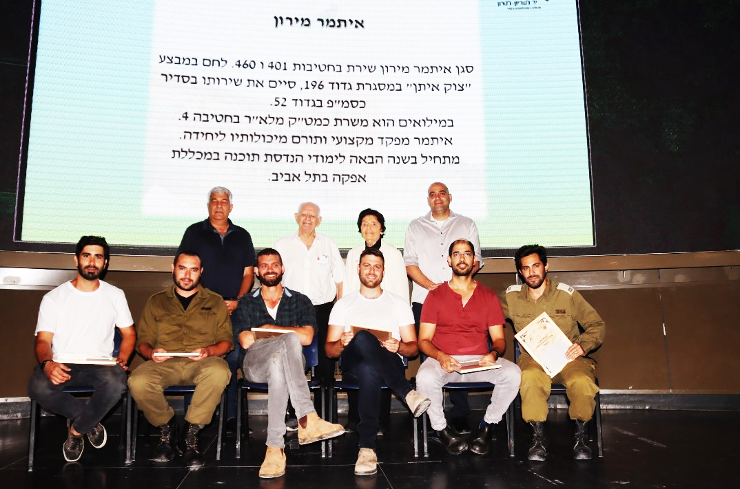 נחמה בריל ומלגאי חיל השיריון. צילום: יד לשריון