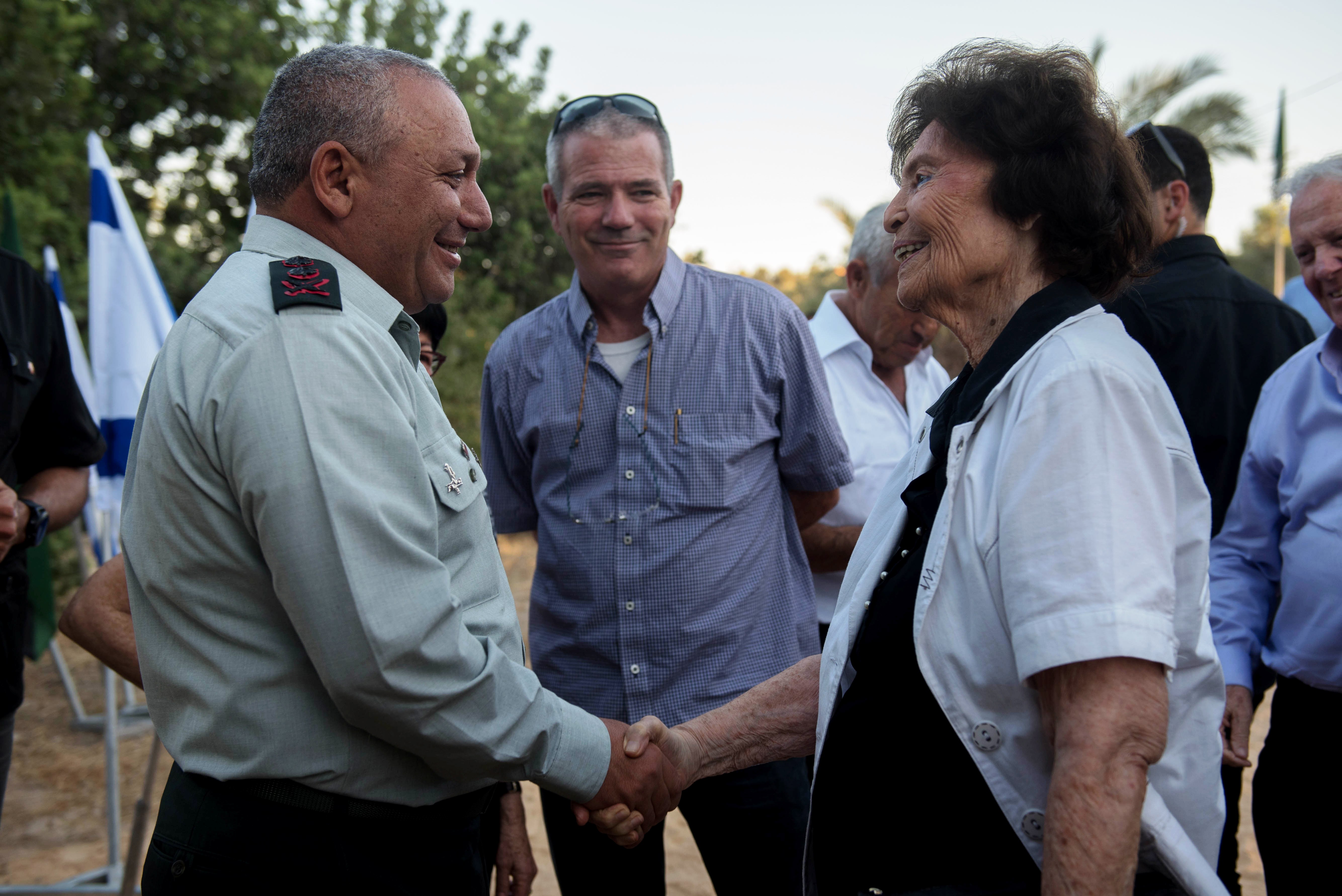 מימין נחמה בריל ורמטכל גדי אייזנקוט. צילום: יד לשריון