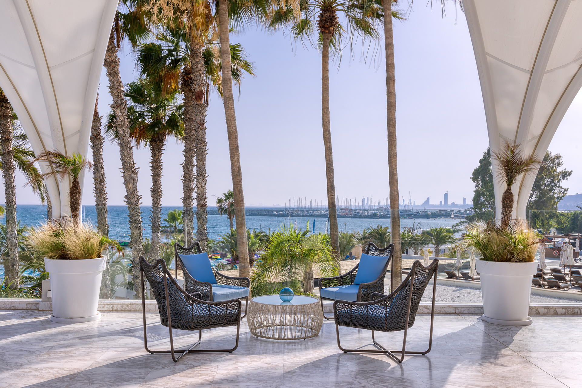 טרסת מסעדת The Gallery. צילום: Parklane Limassol