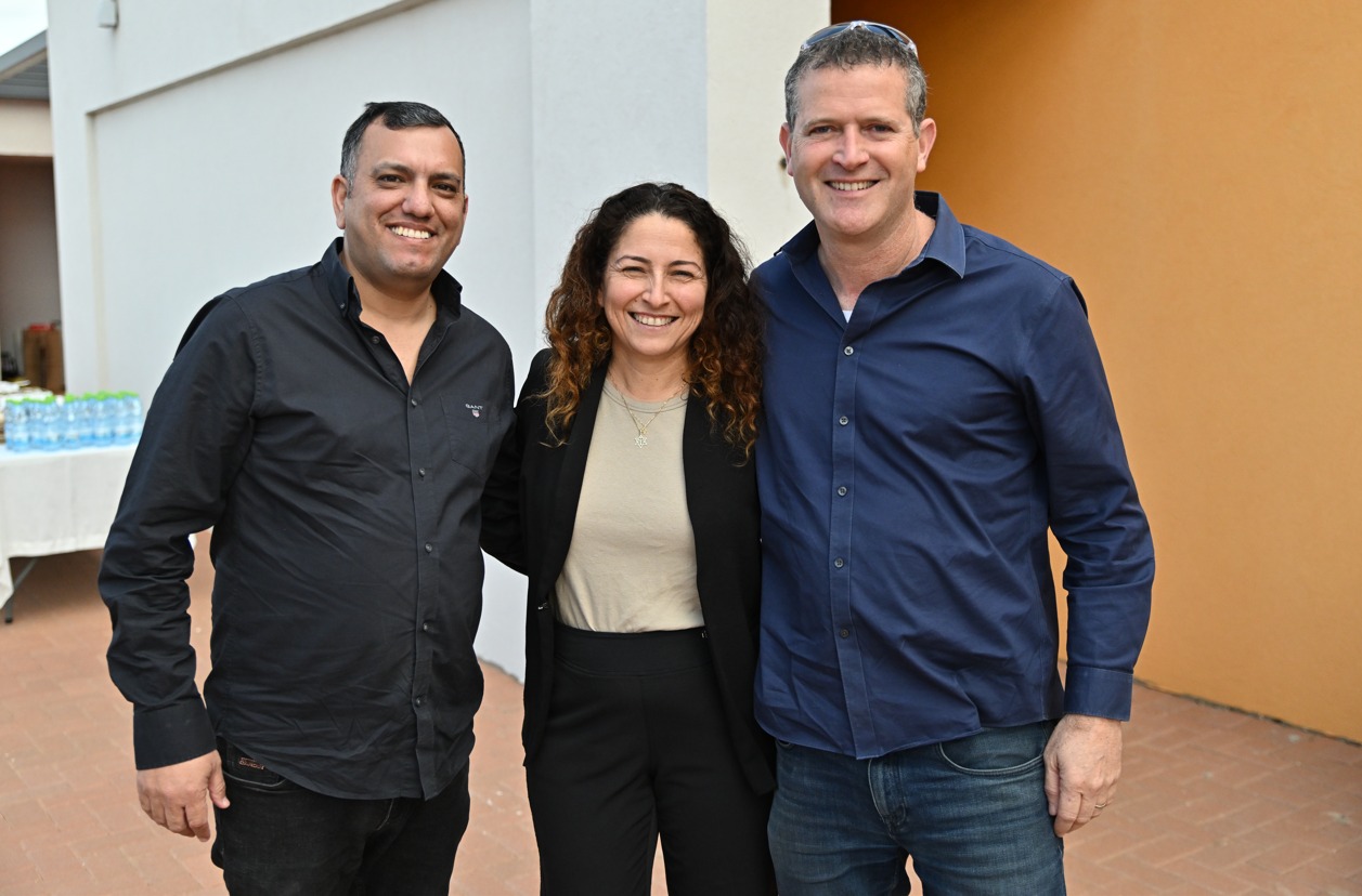 מימין: מנכ