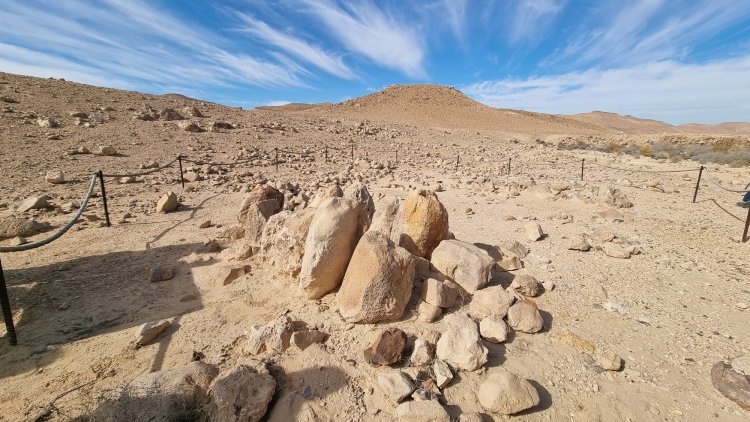 אתר פולחני הכולל 12 מצבות, חצר ומזבח. צילום: ספיר פרץ