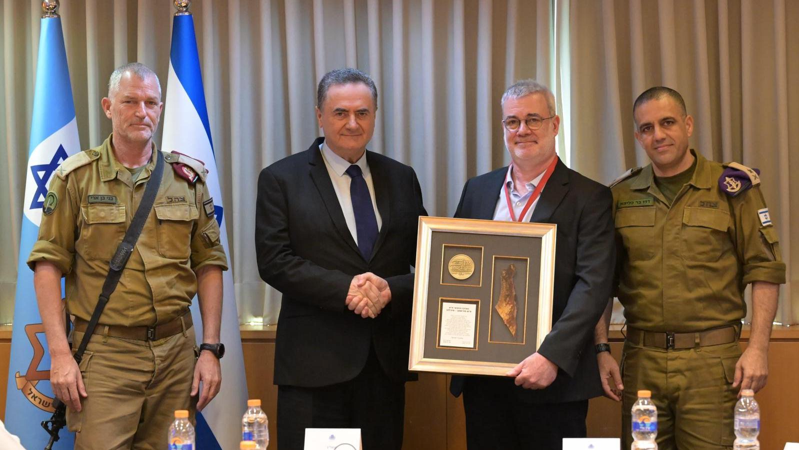 שר הביטחון ישראל כץ העניק את פרס מגן שר הביטחון לבתי החולים איכילוב וסורוקה