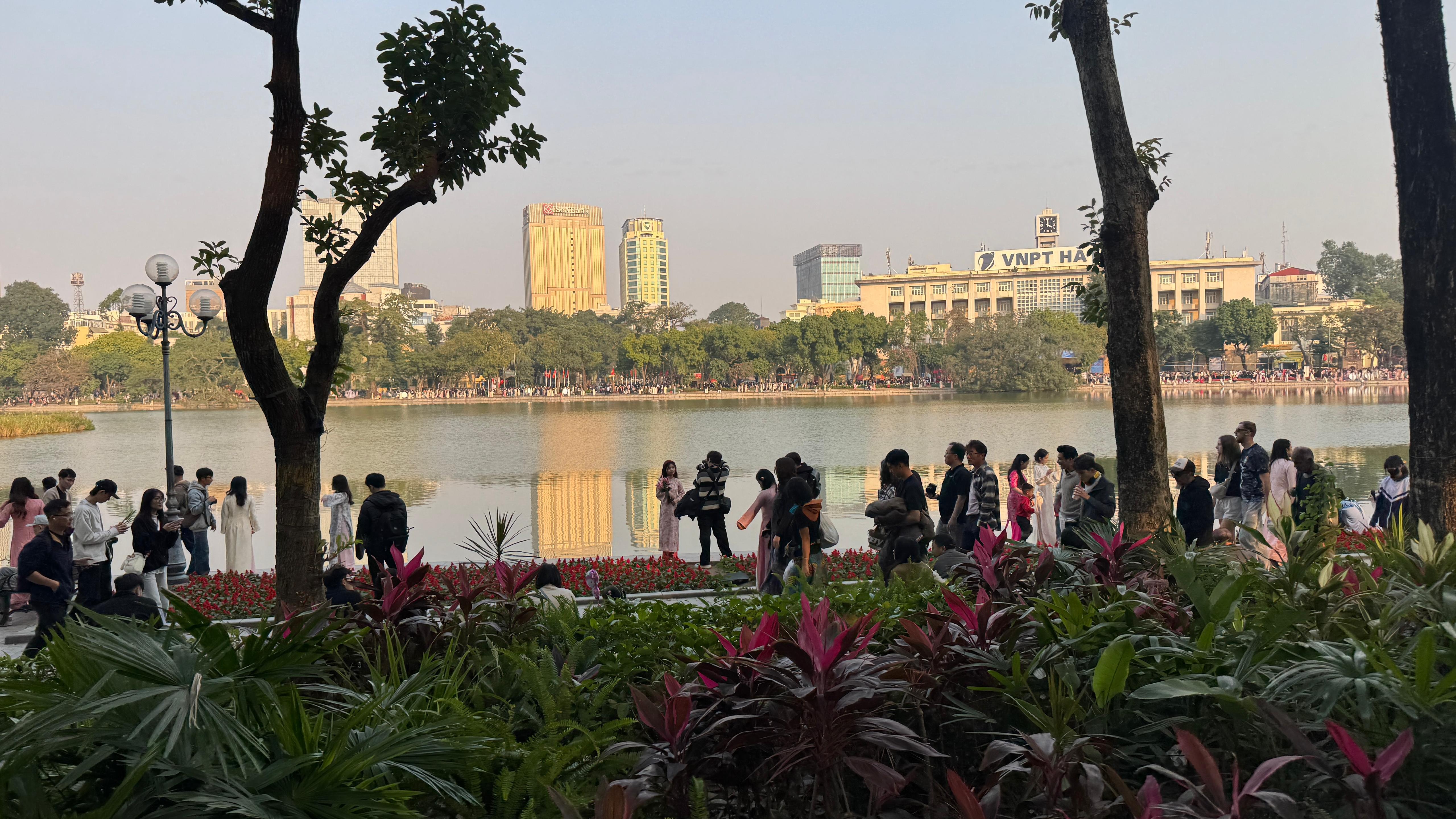 אגם הואן קיאם (Hoàn Kiếm Lake) בימי ראשון. צילום: רואי אזולאי 