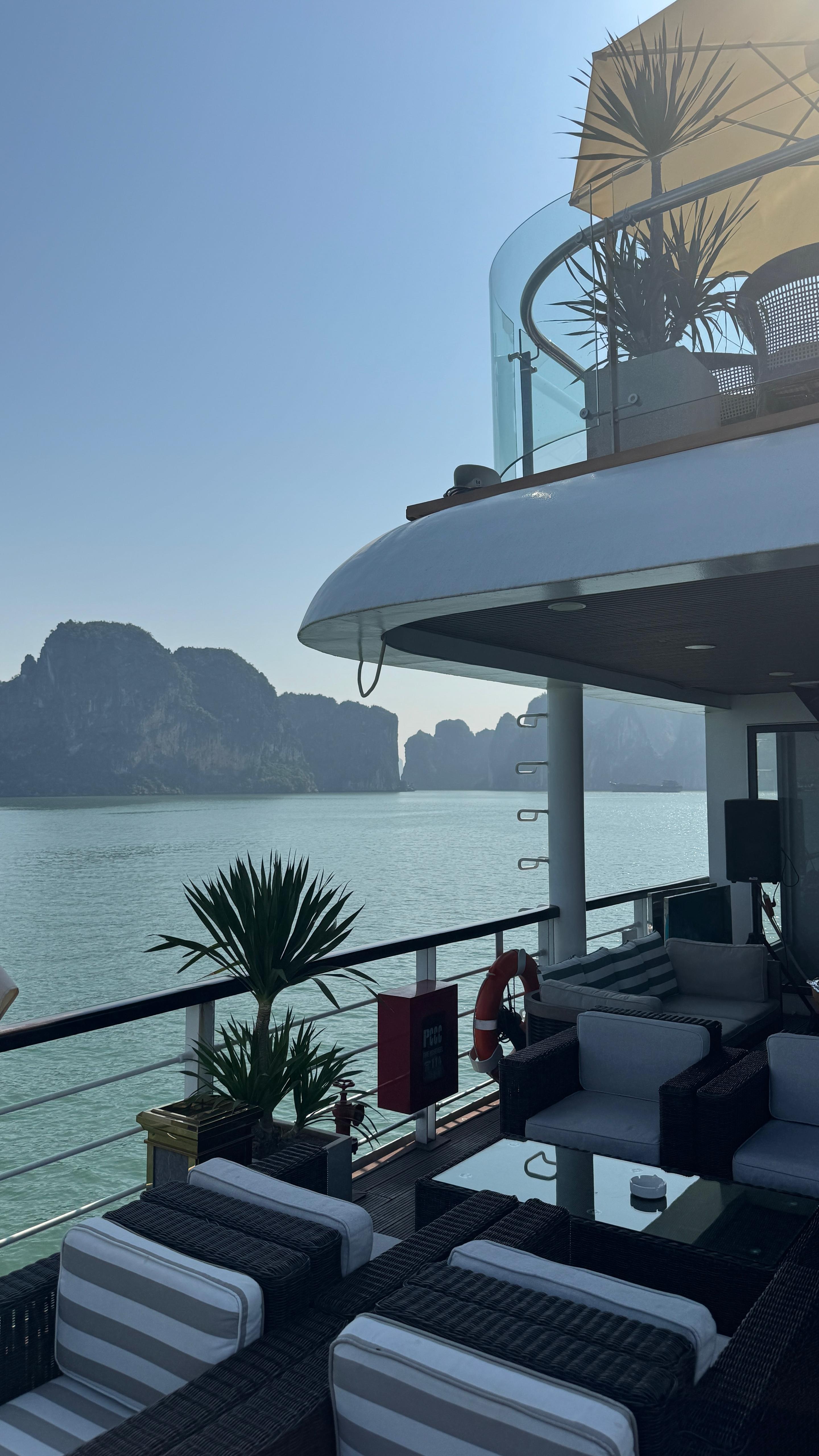 קרוז יוקרתי במפרץ הא לונג (Ha Long Bay). צילום: רואי אזולאי