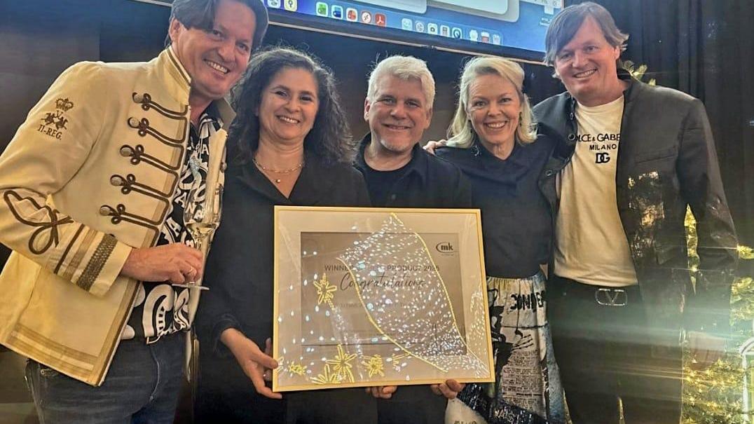 המימין לשמאל: תומאס מארק מייסד ומבעלי MK   מרי קלאוס רעייתו של מארק ומייסדת ומבעלי MK  סיון וענת פרג' נציגי החברה בישראל וקלאוס מארק מייסד ומבעל