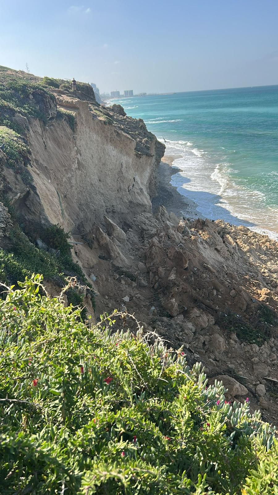 Обрушение утеса на пляже Сидна Али. Фото: Ассаф Низенбоим, Управление охраны природы и парков