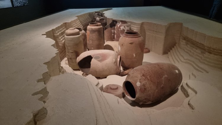 המגילה התגלתה בכדים האלה שגם הם מוצגים בתערוכה החדשה. צילום: ספיר פרץ