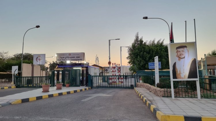 כאן עושים כבוד למלך ירדן שתמונותיו מתנוססות בכניסה למעבר מהצד הירדני. ציילום: ספיר פרץ