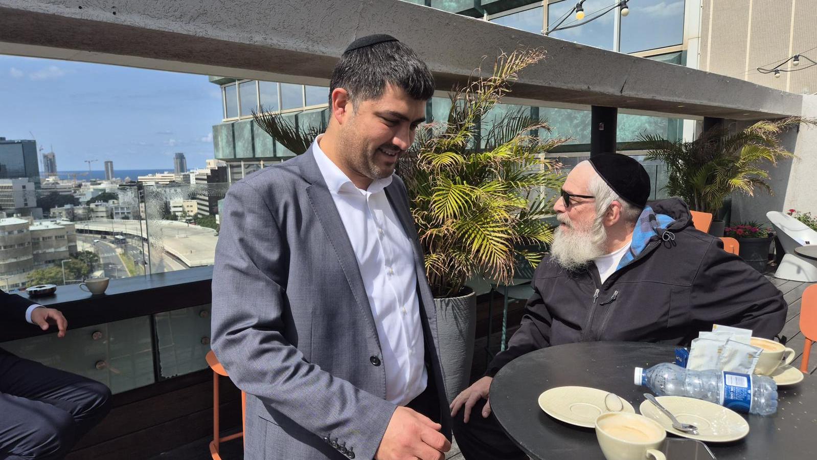 מנכ"ל משרד התיירות מיכאל יצחקוב עם המפונה איציק ליכטנפלד צילום: דוברות משרד התיירות