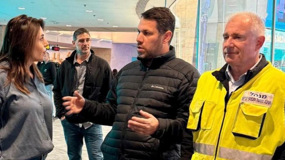 שרת ומנכ"ל משרד התחבורה בנתב"ג הבוקר. צילום: רשות שדות התעופה