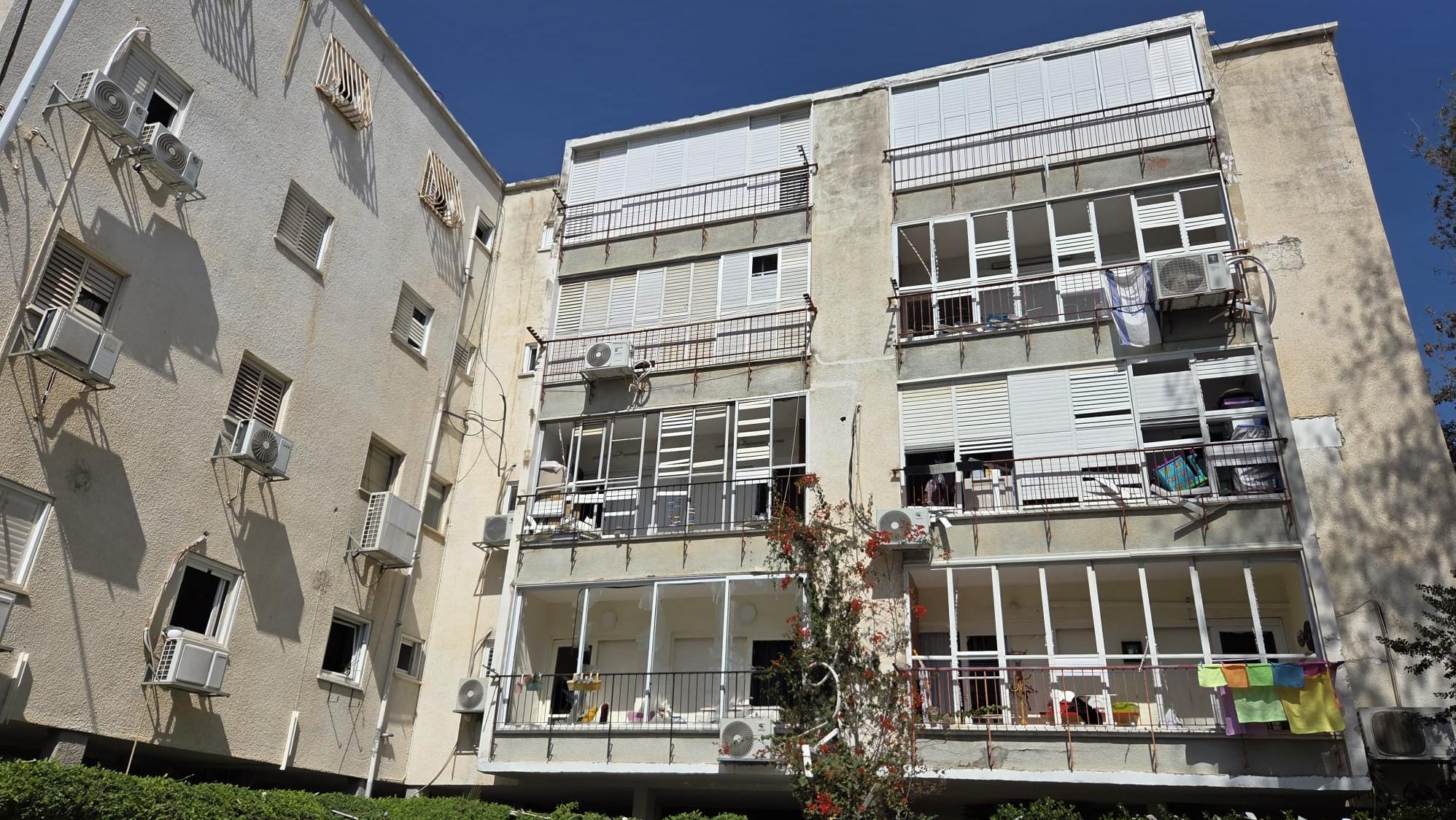 בית שניזוק בגבעתיים. צילום: כיבוי והצלה