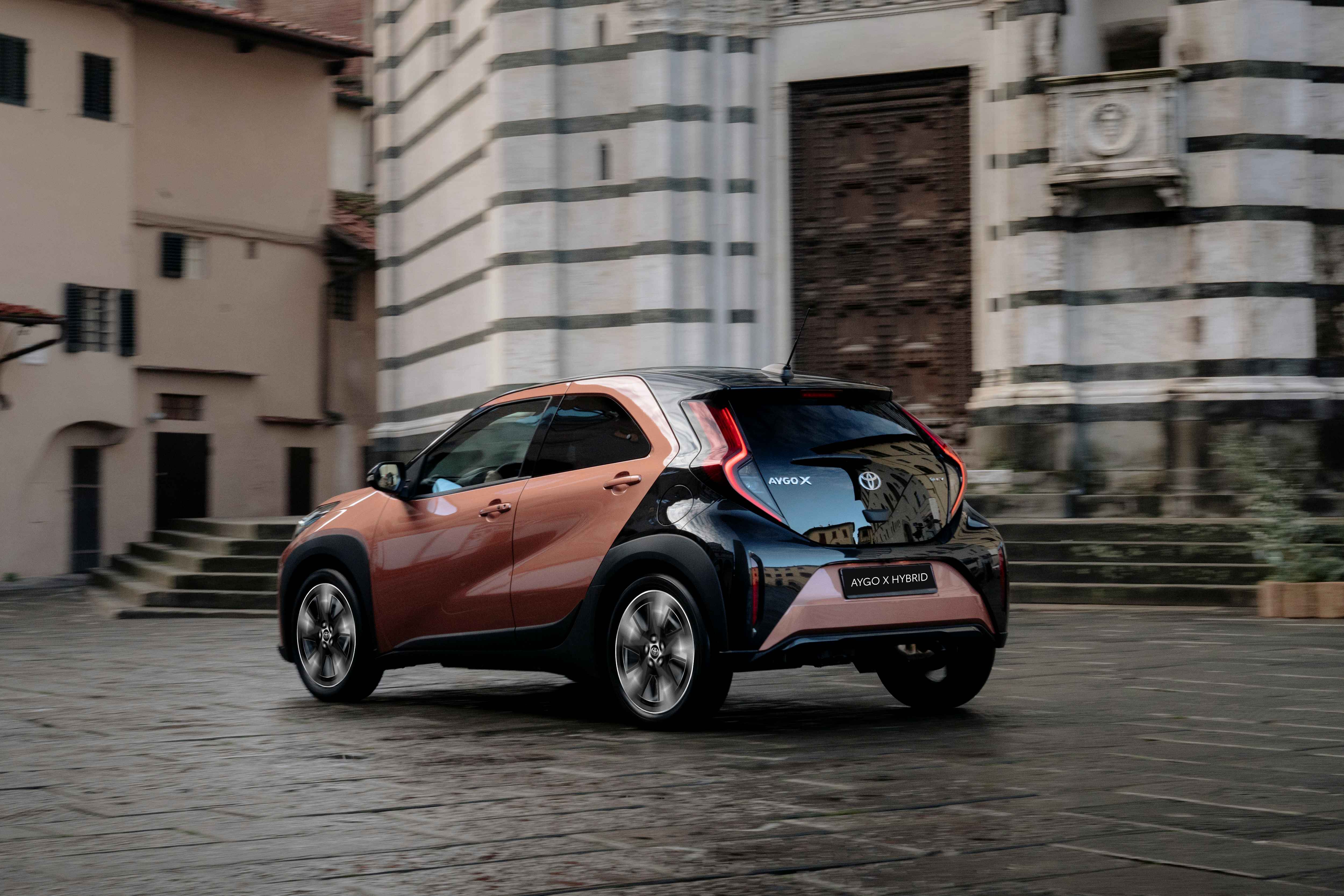 טויוטה AYGO X ההיברידית החדשה. צילום: Toyota